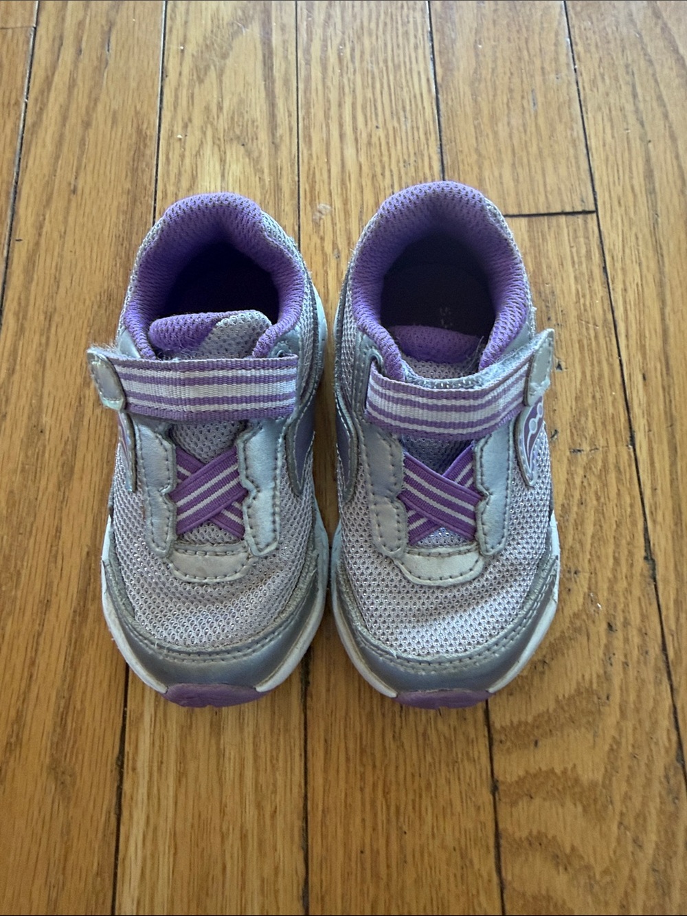 Saucony size 6 wide Purple and Gray Kids Hook-and-Loop Sneakers